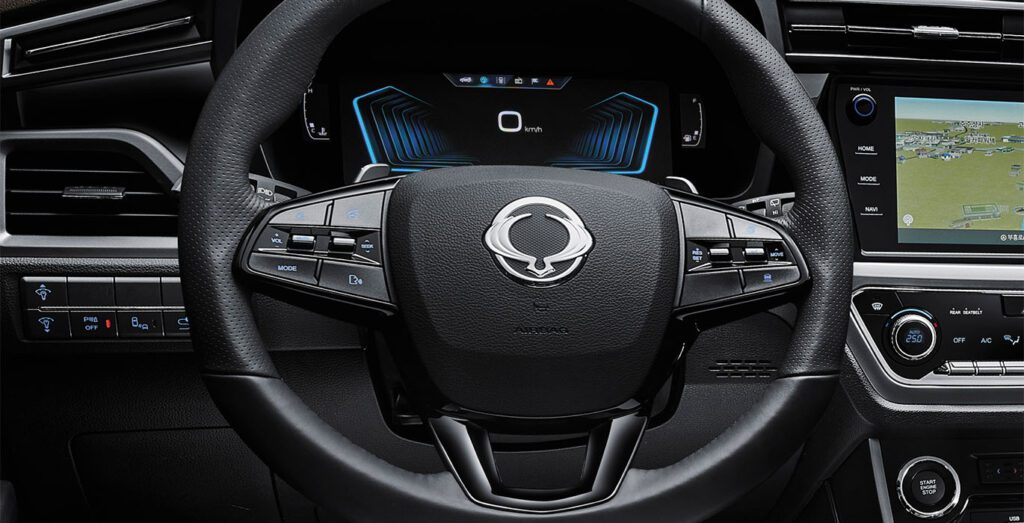 KGM-Korando-G15-GLP-Urban-Plus-4x2-interior-volante.jpg