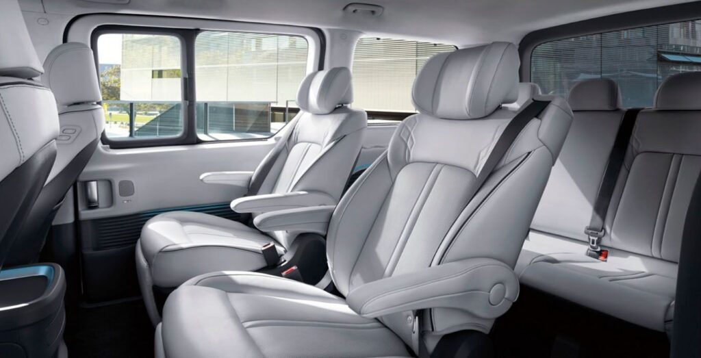 Hyundai-Staria-2.2CRDi-177CV-AT-Maxx-9p-interior-trasera.jpg