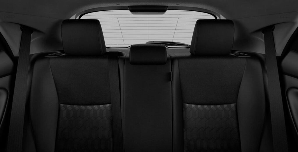 MAZDA-2-Hybrid-Essence-interior-trasera.jpg
