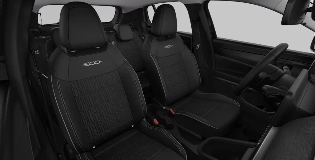 Fiat-600-MHEV-1.2-100cv-DDCT-interior-trasera.webp