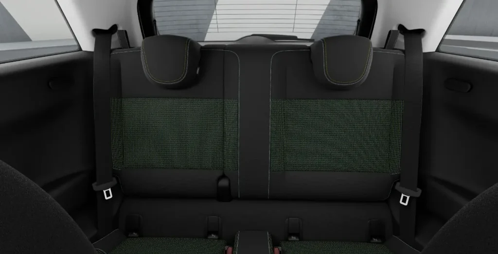 MINI-Cooper-SE-Essential-interior-trasera.webp