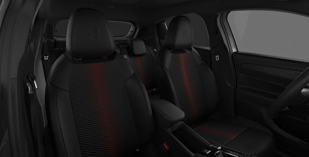 ALFA-ROMEO-Junior-Ibrida-interior-trasera.webp