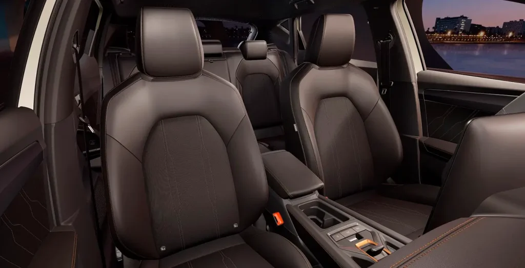 Cupra-Leon-1.5-eTSI-110kW-150CV-DSG-interior-trasera.webp