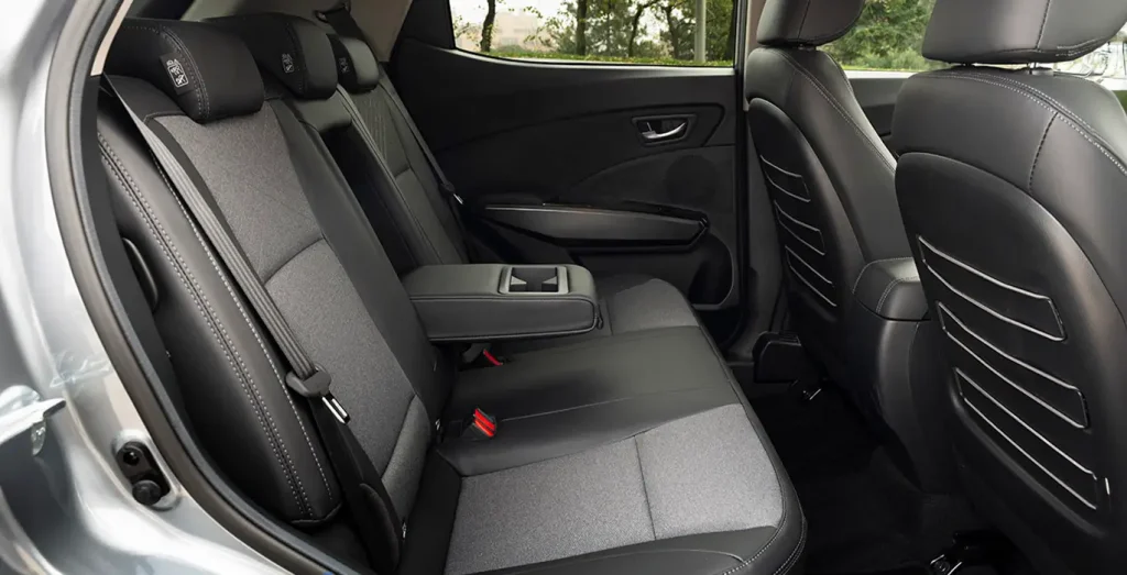 SSANGYONG-Tivoli-G15-Urban-Plus-4x2-interior-trasera-1.webp