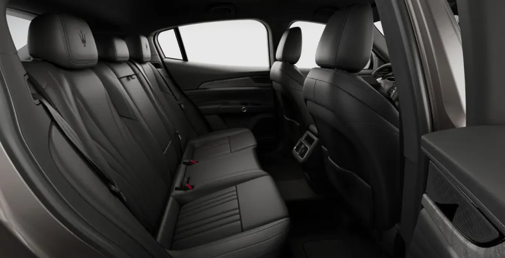 MASERATI-Grecale-L4-MHEV-AWD-interior-trasera-1.webp