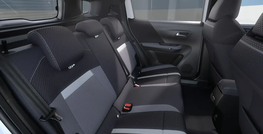 Opel-Frontera-GS-1.2T-XHT-Hybrid-eDCT6-81kW-interior-trasera-2.webp