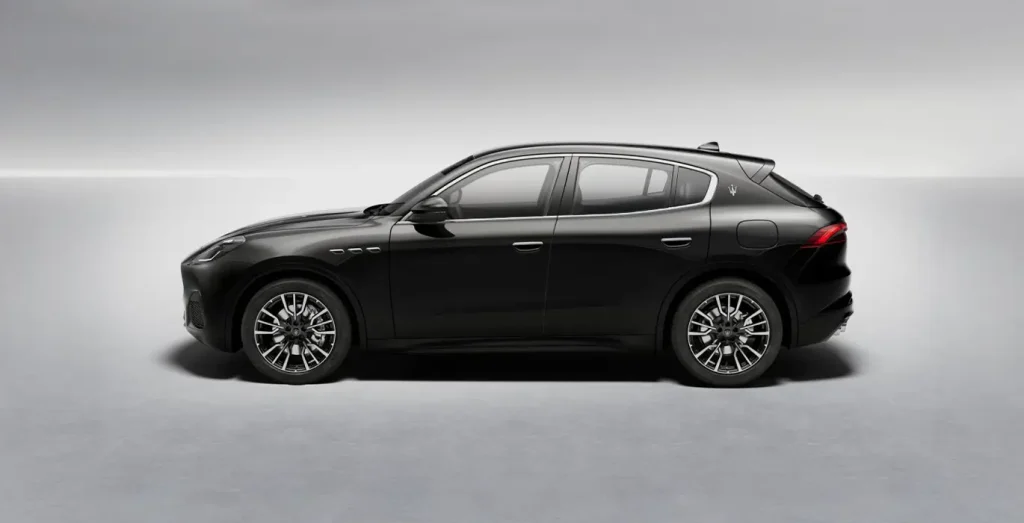 MASERATI-Grecale-L4-MHEV-300CV-AWD-II-negro-lateral.webp