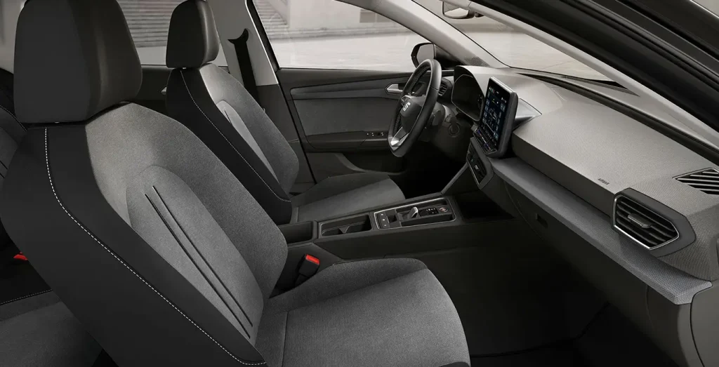 Seat-Leon-1.5-eTSI-115CV-DSG-Style-XL-sin-fondo-principal-interior-delantera-II-1.webp