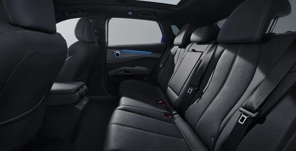 BYD-ATTO-3-EVO-Design-RWD-interior-trasera.webp