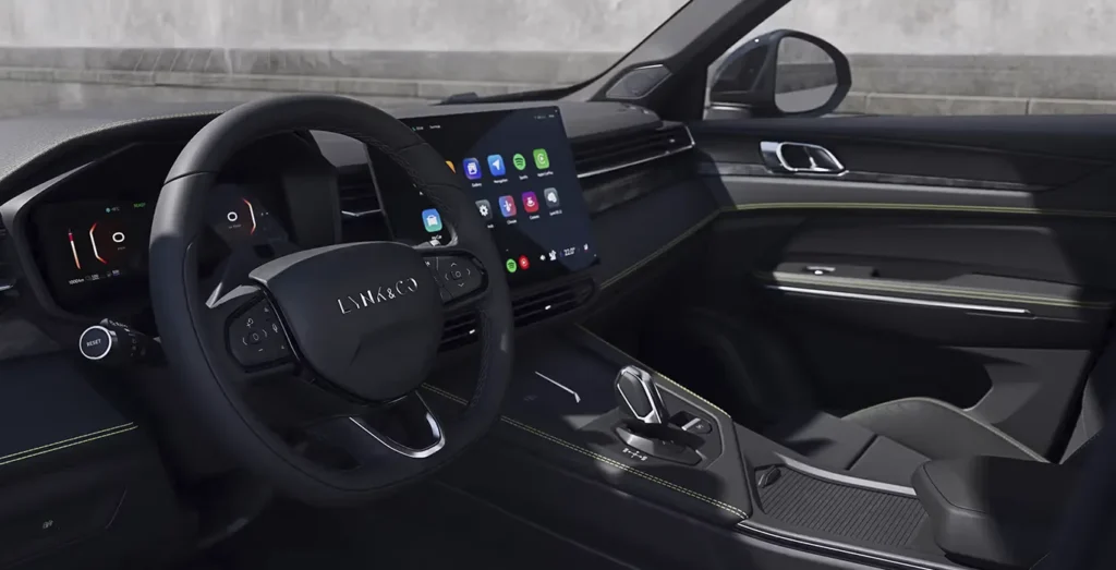 Lynk-Co-01-Core-interior-delantera.webp