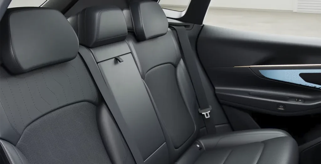 Lynk-Co-08-1.5-PHEV-Core-interior-trasera.webp